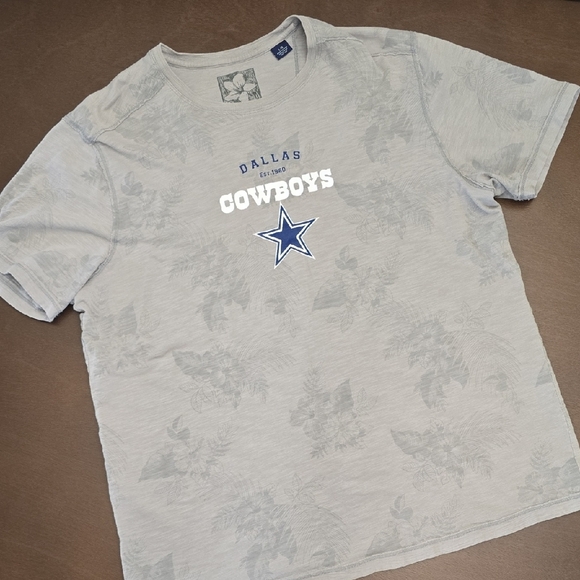 DALLAS COWBOYS & TOMMY BAHAMA Football Graphic T-Shirt Mens Sz L - Picture 1 of 7